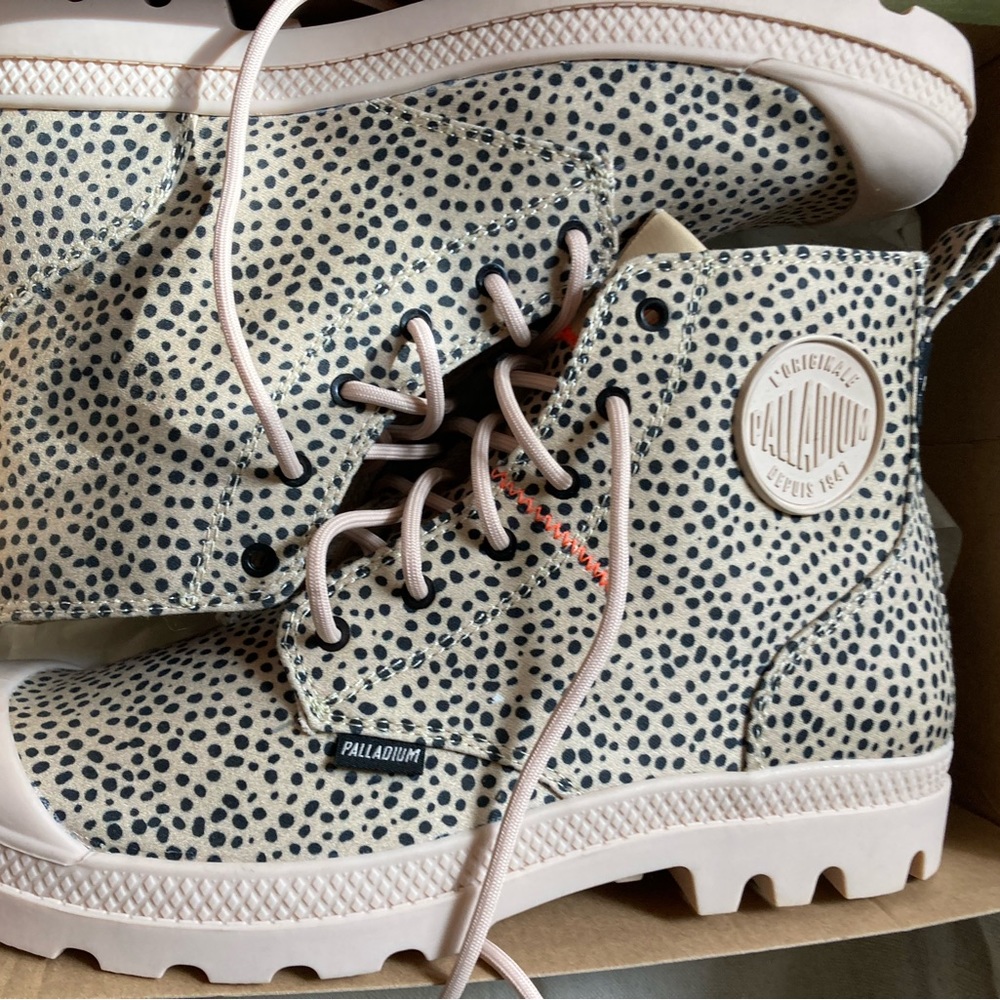New in Box Palladium Sand Print Pampa Women’s Size 9
